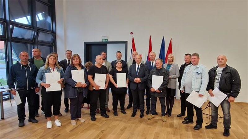 Kutina: Medved uručio ključeve stanova ratnim vojnim invalidima i članovima obitelji